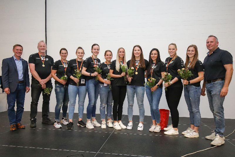 Die 1.Frauenmannschaft des ATV wurde für ihren Aufstieg in die 2.Bundesliga besonders geehrt.