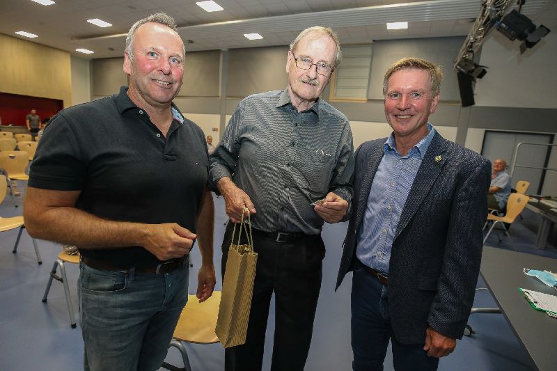 Arno Färbers und Dirk Möcking vom TV Aldekerk ehren Heinz Dahmen für seine 60-jährige Mitgliedschaft